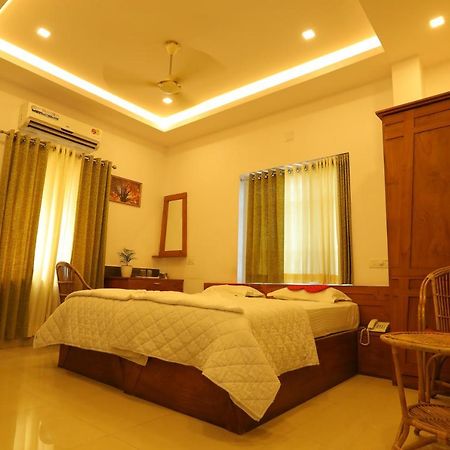 Sapphire Inn Недумбассери Экстерьер фото