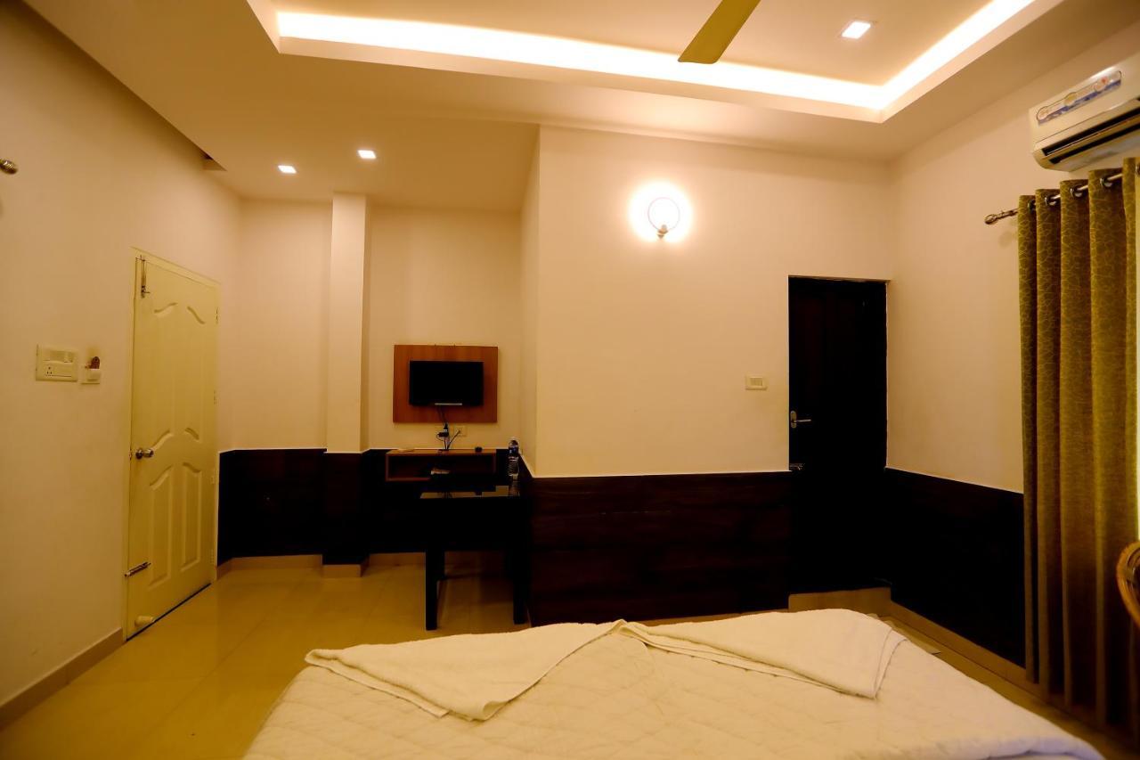 Sapphire Inn Недумбассери Экстерьер фото
