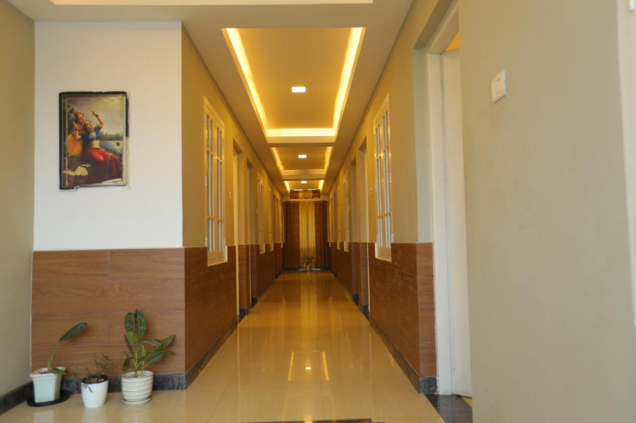 Sapphire Inn Недумбассери Экстерьер фото