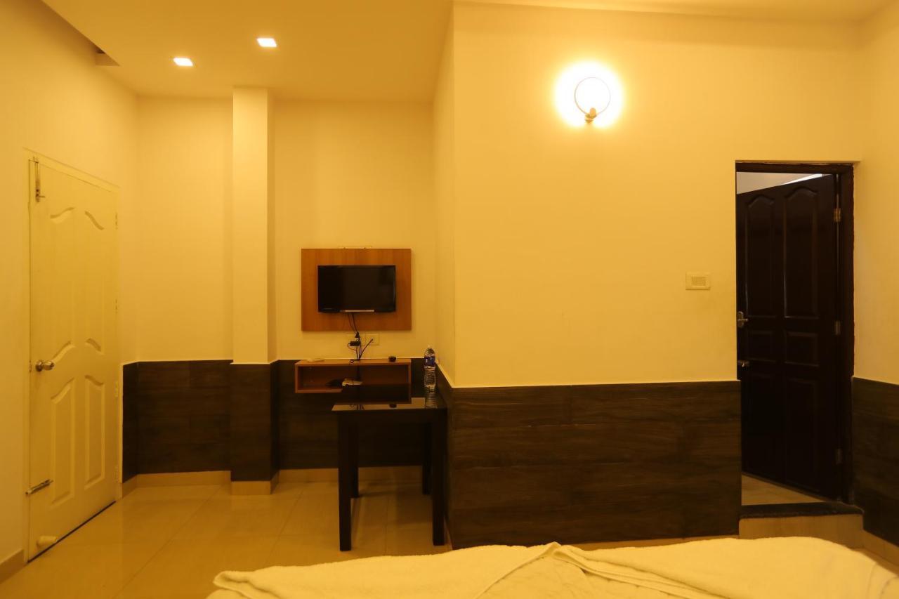 Sapphire Inn Недумбассери Экстерьер фото
