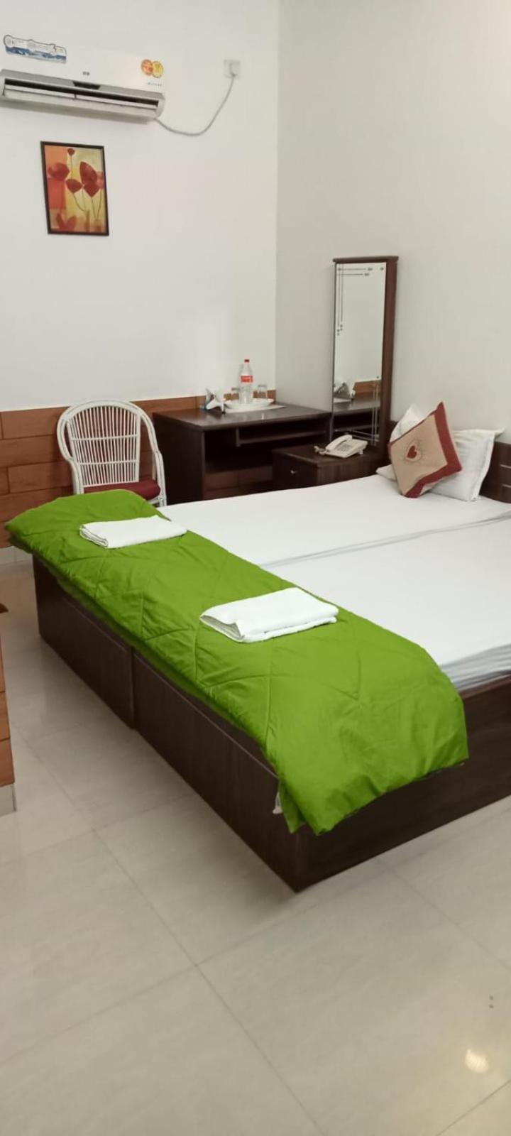 Sapphire Inn Недумбассери Экстерьер фото